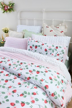 B&M HOME SS26 // SUMMER BEDDING - COUNTRY RUSTIC // LARA WHITE DUVET SET DOUBLE £20 KING £25 // STRAWBERRY PRINTED DUVET SET DOUBLE £15 KING £18 // EMBROIDERED CHERRY CUSHION £10 //