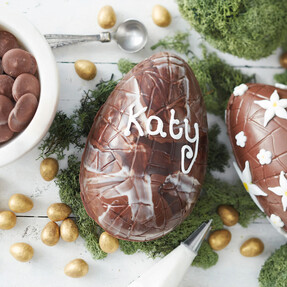 https://webmail.prshots.co.uk/contents/archives/3746/1580/images/thumb350x287_auto/hobbycraft-hobbycraft-2-ways-to-make-chocolate-easter-eggs-ideas_58c1c_thumb.jpg
