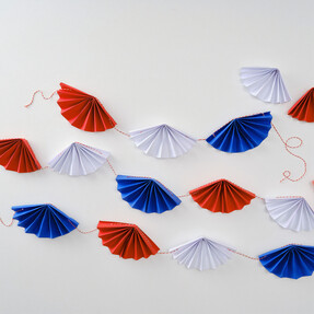 https://webmail.prshots.co.uk/contents/archives/3746/1580/images/thumb350x287_auto/hobbycraft_how-to-make-paper-fan-bunting-project_1_027a5_thumb.jpg