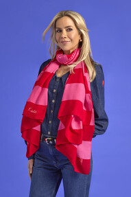 https://webmail.prshots.co.uk/contents/archives/3783/1584/images/thumb350x287_auto/scamp-dude_scampanddude_mega-super-scarf-shoot_5828_thumb.jpg