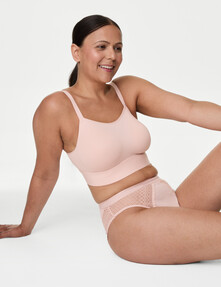 https://webmail.prshots.co.uk/contents/archives/98/201/images/thumb350x287_auto/marks_amp_spencer_ms-non-wired-post-surgery-cami-bra-a-h-18-pin__d1fd0_thumb.jpg